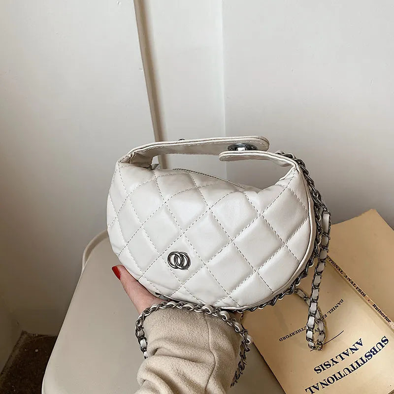 Umhängetasche für Damen ⎜ Gestepptes Halbmond-Design mit Kettengurt für elegante Sommer-Looks