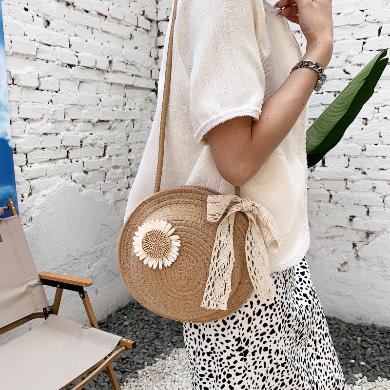 Umhängetasche aus Stroh für Damen ⎜ Runde Flechtoptik mit Blume und Schleife für sommerliche Outfits und Freizeit