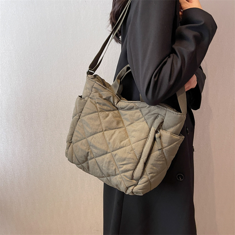 Damen Umhängetasche ⎜ Gestepptes Design mit Tragegriff für Alltag, Büro und Freizeit