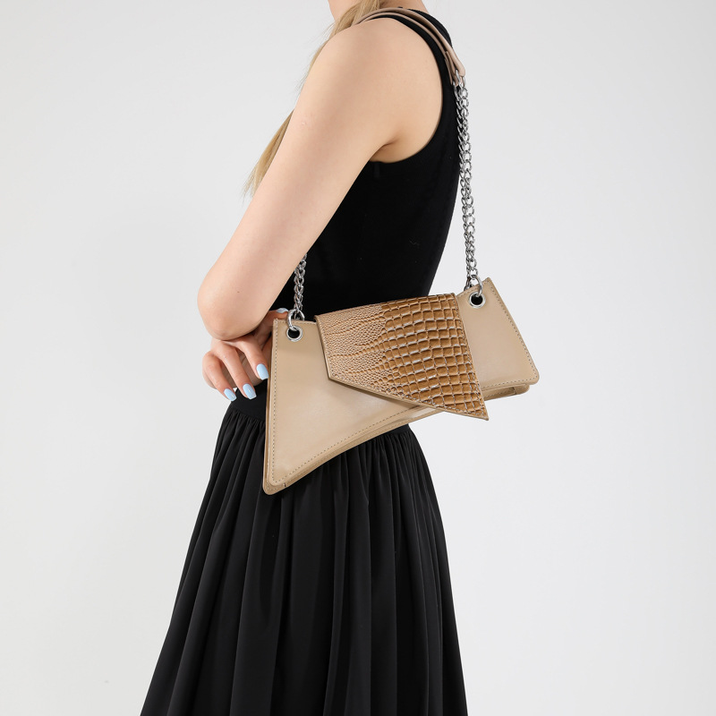 Kleine Umhängetasche für Damen ⎜ Modische Handtasche im geometrischen Design mit Kettenriemen