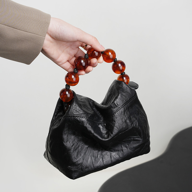 Handtasche für Damen ⎜ Modische Beuteltasche mit Perlenhenkel und Kettengurt für stilvolle Alltagslooks