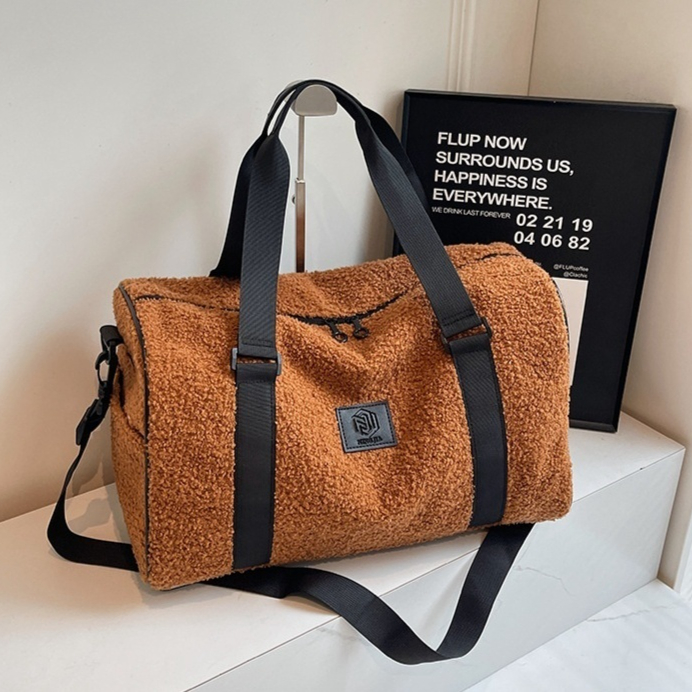 Reisetasche für Damen ⎜ Große Schultertasche aus Teddyfell mit viel Stauraum für Alltag und Wochenendtrips