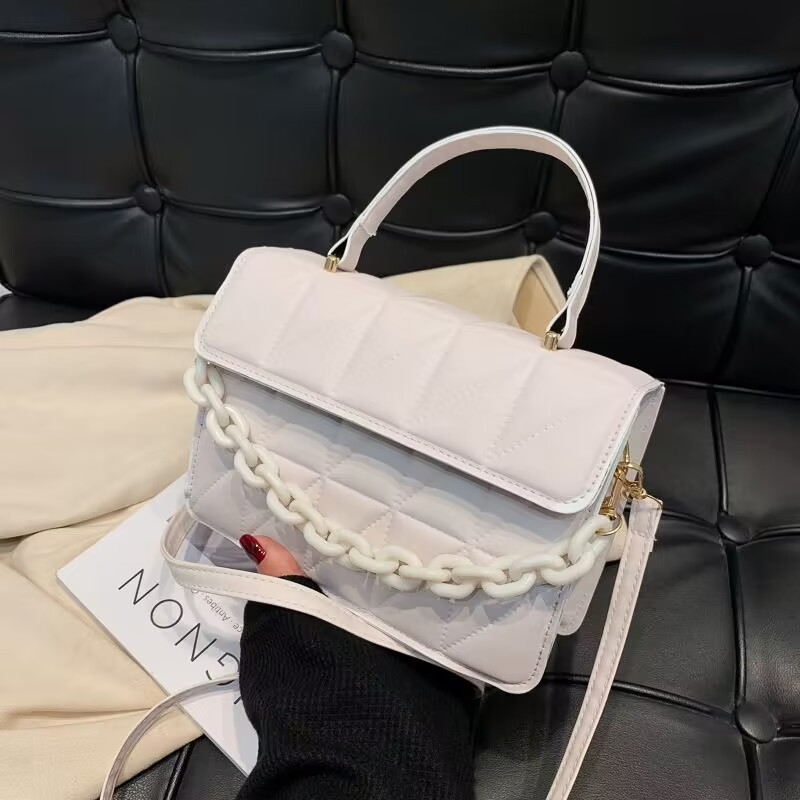 Handtasche für Damen ⎜ Steppdesign mit Kette und Griff für Alltag und Freizeit