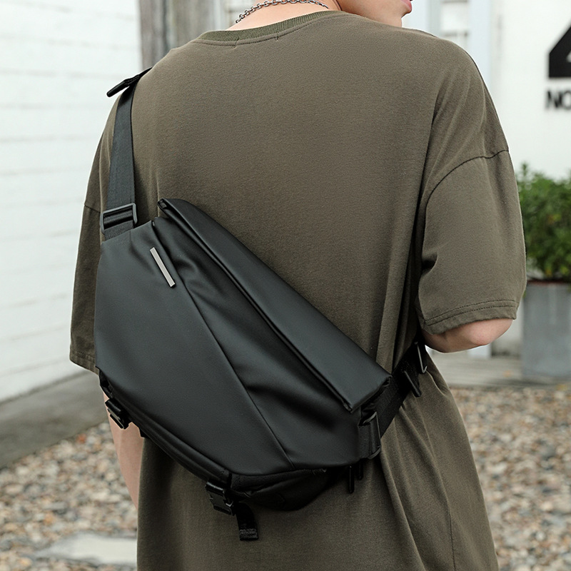 Sportliche Umhängetasche für Herren ⎜ Multifunktionale Fitness-Brusttasche im modernen Design