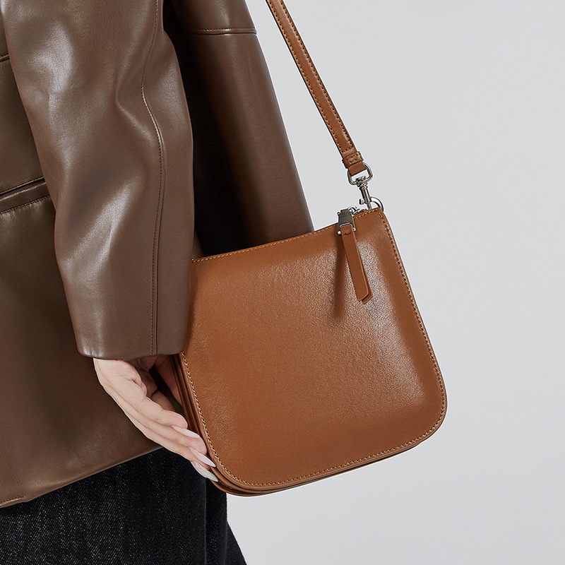 Schultertasche für Damen ⎜ Kompakte Umhängetasche mit Handyfach aus Leder für Alltag und Freizeit