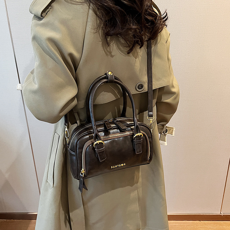 Umhängetasche für Damen ⎜ Retro Bowlingtasche mit Handgriff und Schulterriemen für Alltag und Ausgehen