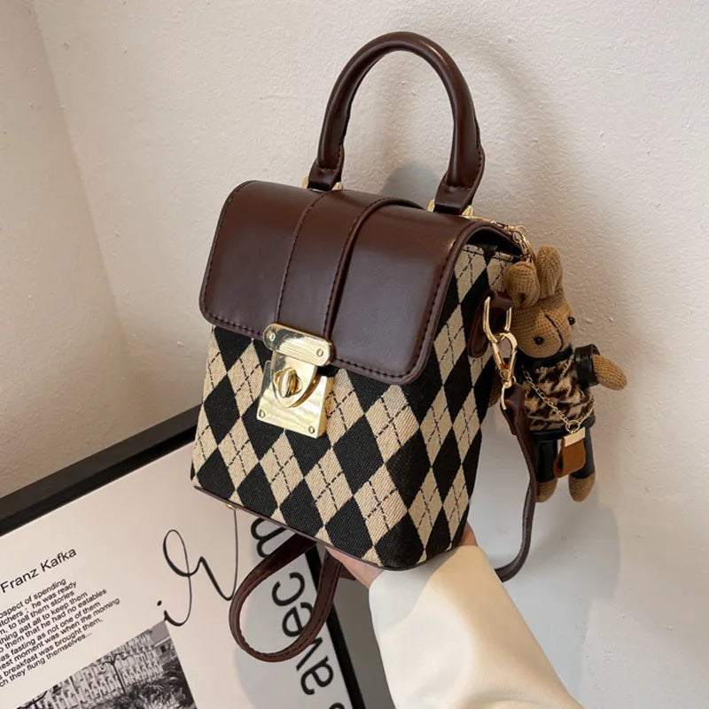 Umhängetasche für Damen ⎜ Kompakte Tasche mit Karomuster und Drehverschluss im eleganten Retro-Design