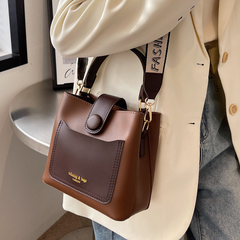 Damen Umhängetasche ⎜ Kleine Tasche mit Fach und verstellbarem Riemen für Alltag