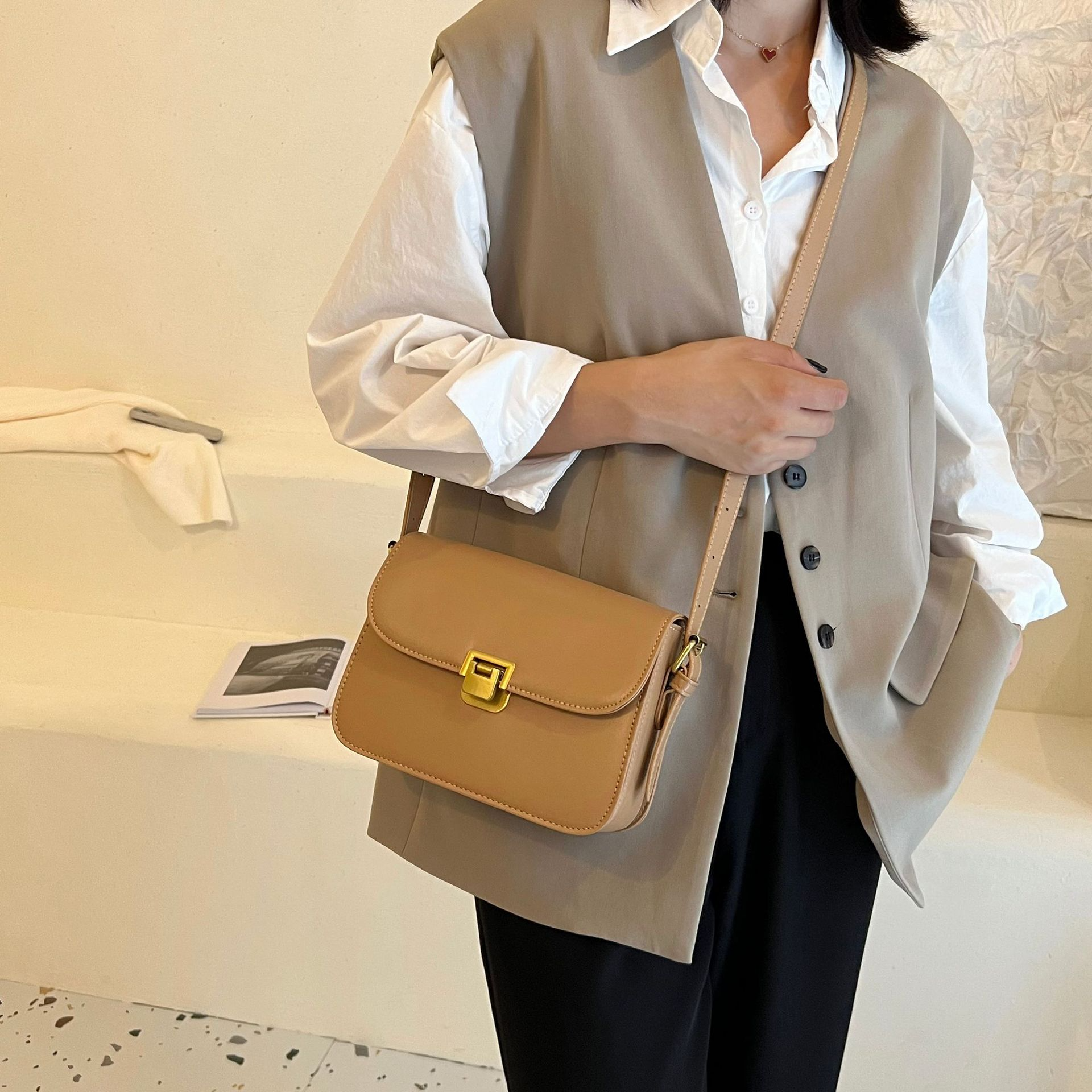 Umhängetasche mit Schnalle ⎜ Schlichte Schultertasche für Damen mit Eleganter Form und Verstellbarem Riemen