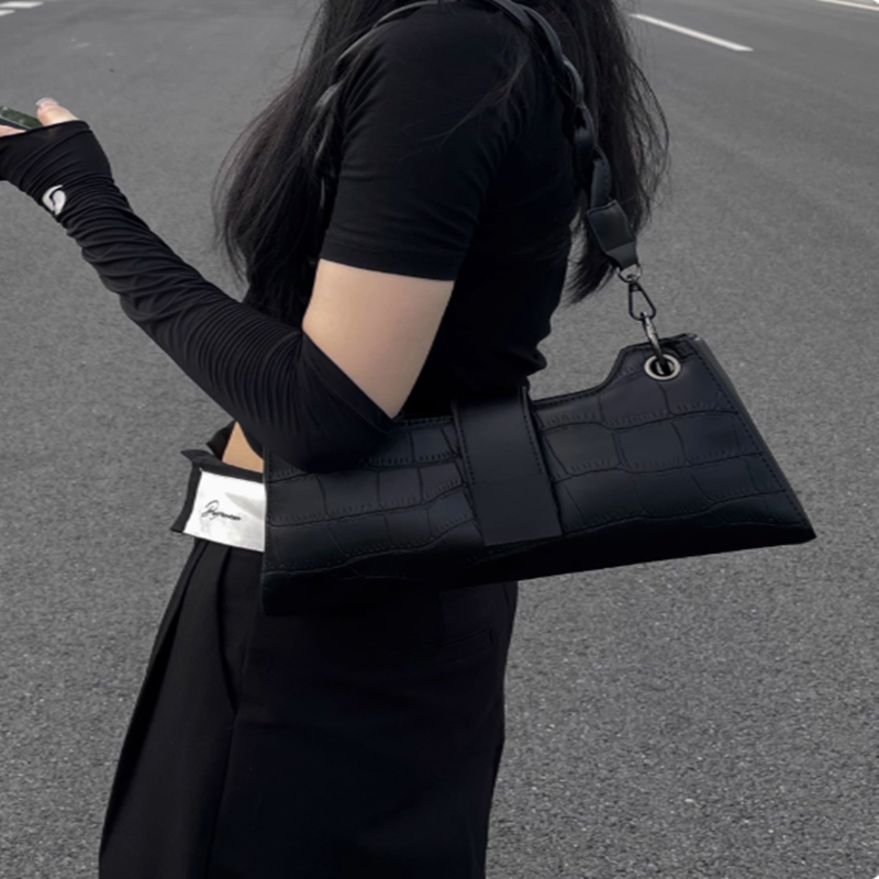 Damen Schultertasche Im Baguette-Stil ⎜ Elegante Handtasche Mit Kroko-Optik Und Geflochtenem Trageriemen