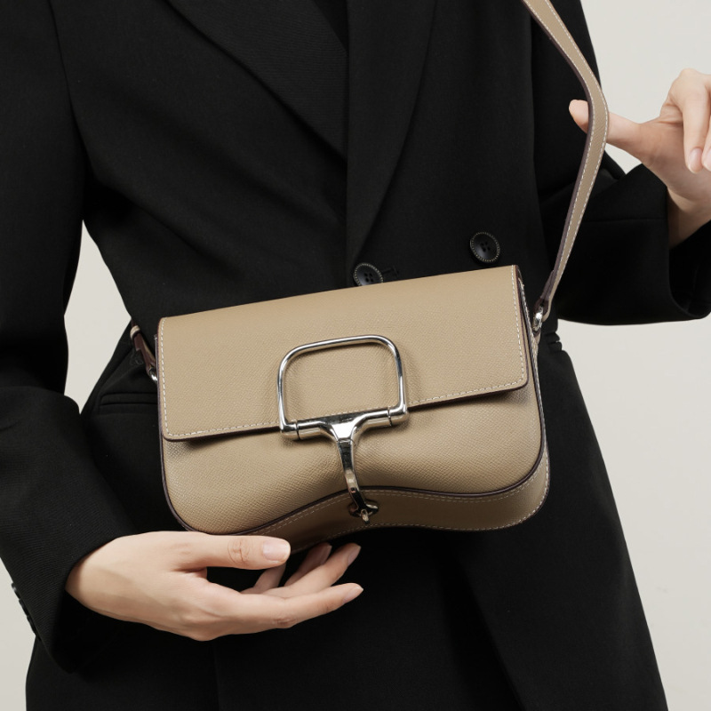 Kleine Damen Umhängetasche ⎜ Elegante Schultertasche mit Praktischem Verschluss und Zeitlosem Design