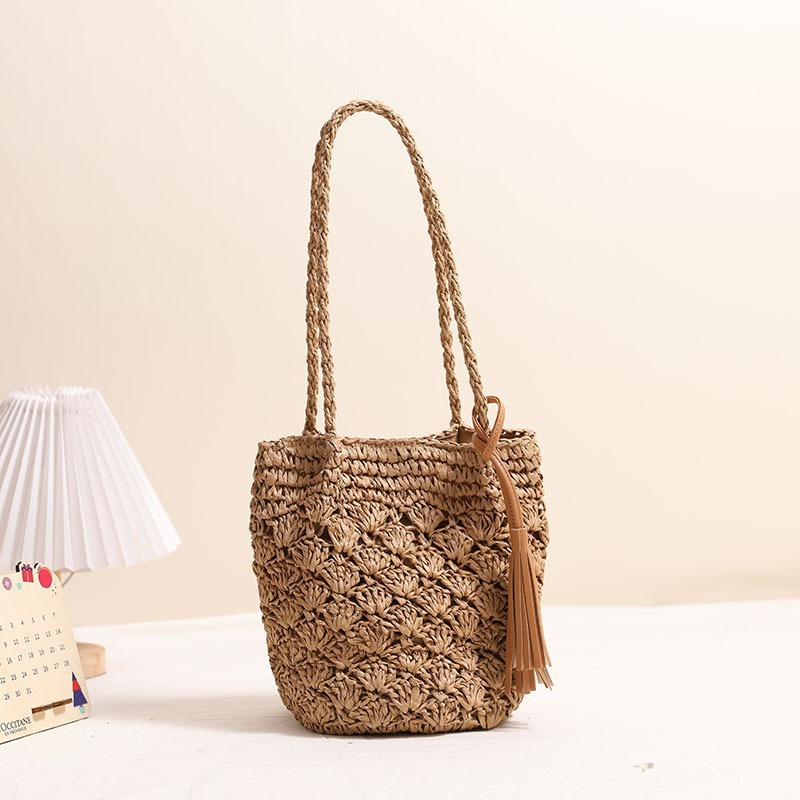Damen Strohtasche ⎜ Leichte Umhängetasche mit modischem Quastenanhänger und luftiger Flechtoptik