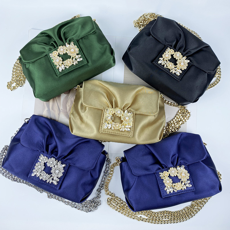 Clutch für Damen ⎜ Glänzende Umhängetasche mit Strassverzierung und Kettengurt für festliche Anlässe