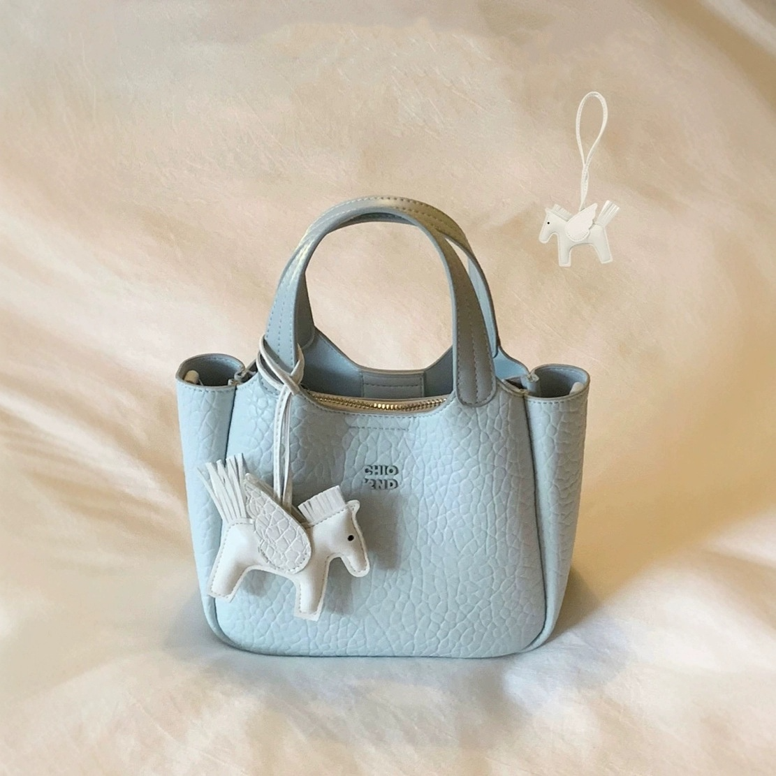 Handtasche mit Pferde-Anhänger ⎜ Helle Schultertasche aus Leder für den Alltag mit Praktischem Design