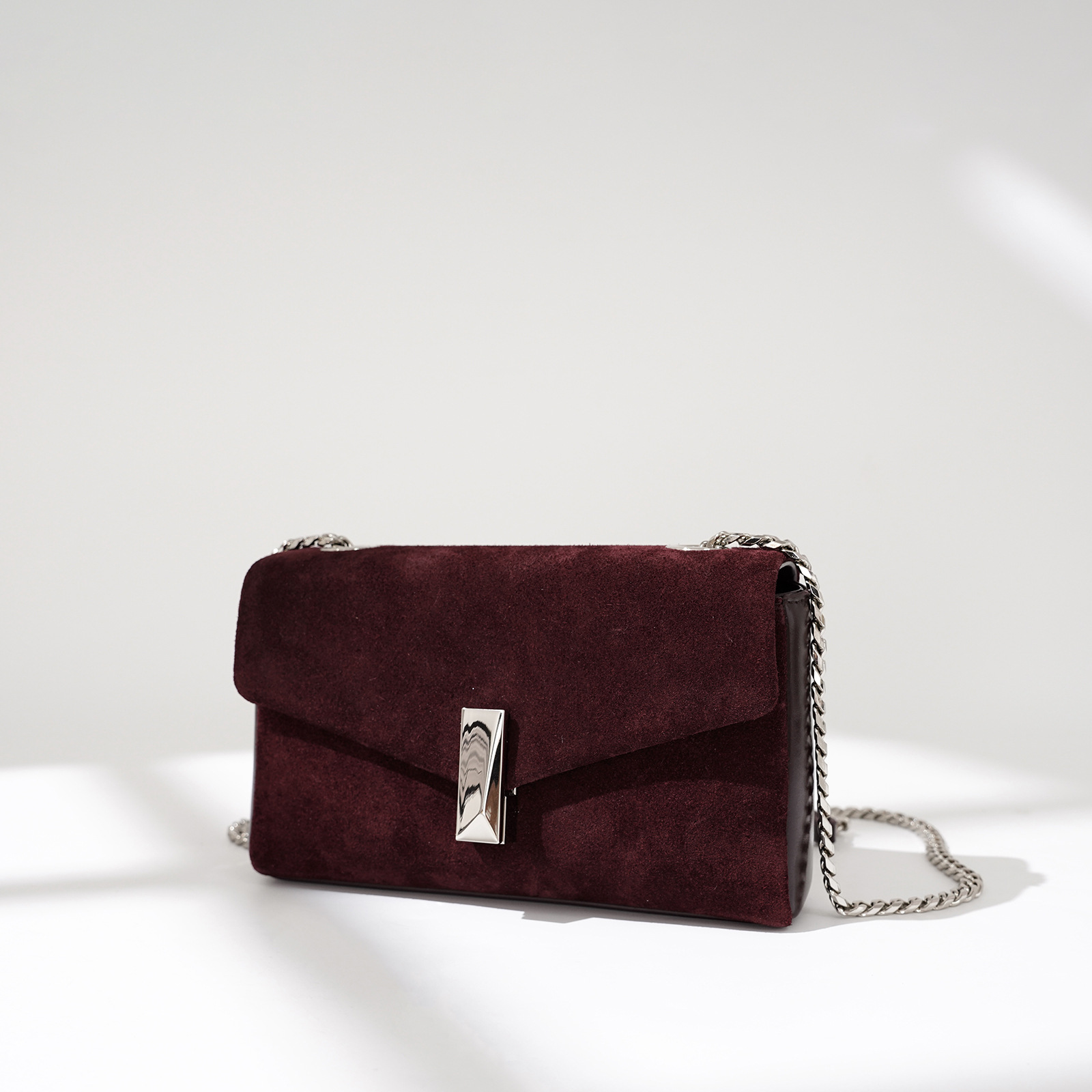 Abendtasche für Damen ⎜ Elegante Umhängetasche aus Wildleder mit Kettenriemen und stilvollem Verschluss