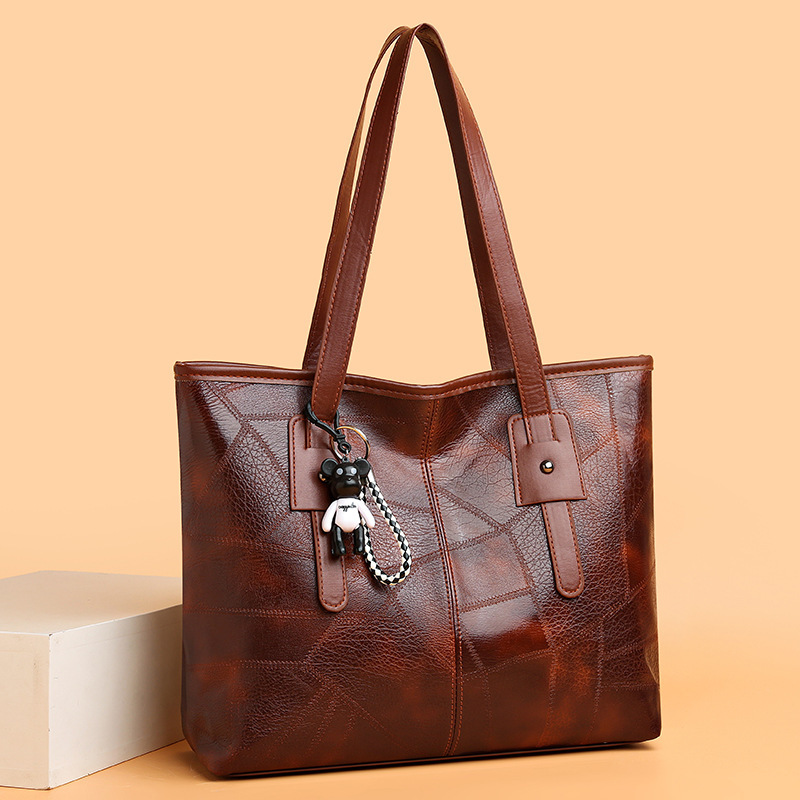 Shopper Tasche für Damen ⎜ Große Schultertasche aus Kunstleder mit Anhänger und viel Stauraum für Alltag und Büro