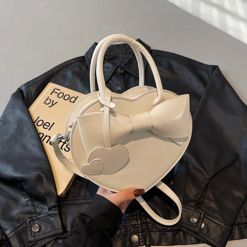 Herzförmige Umhängetasche für Damen ⎜ Verspielte Handtasche mit Schleife für Alltag und besondere Anlässe