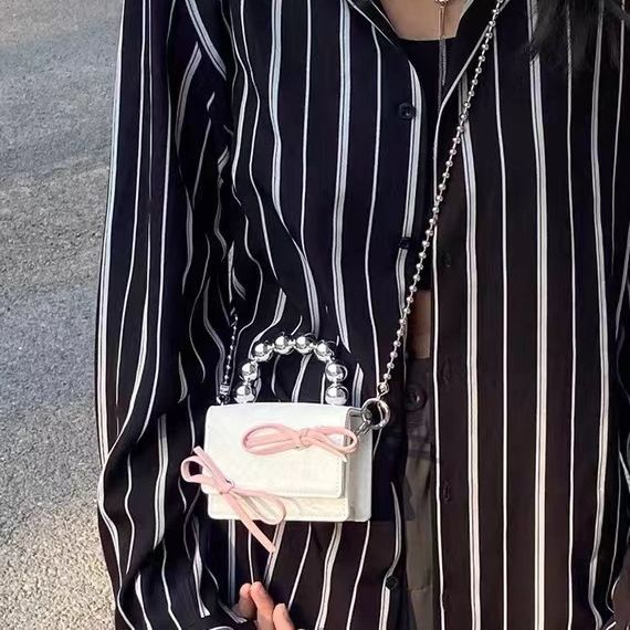 Mini-Handtasche für Damen ⎜ Stilvolle Ketten-Tasche mit Schleifen-Details und modernen Akzenten