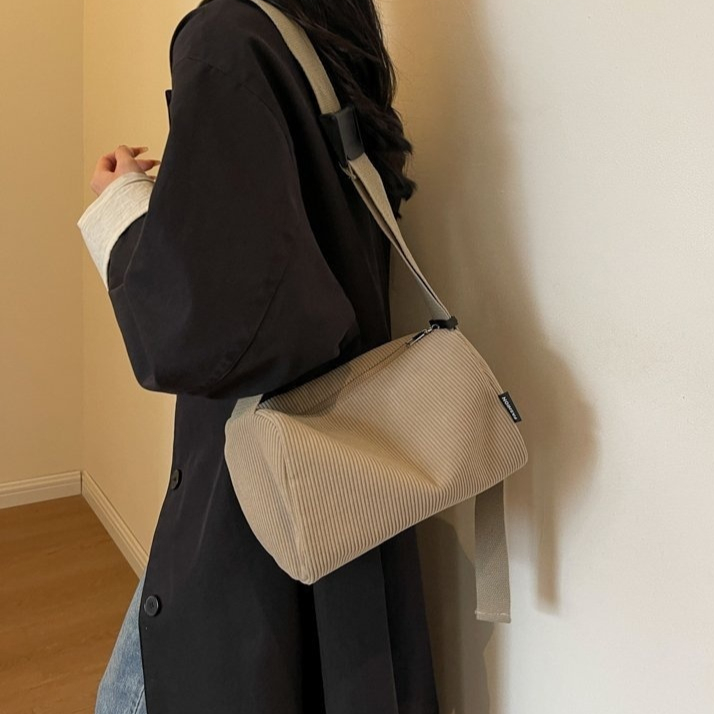 Umhängetasche für Damen ⎜ Schlichte Schultertasche in Cord-Optik mit Reißverschluss und verstellbarem Gurt