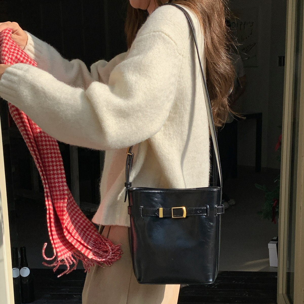 Umhängetasche für Damen ⎜ Retro Bucket-Bag aus Glanzleder mit Schnallendetail für Alltag und Ausgehen
