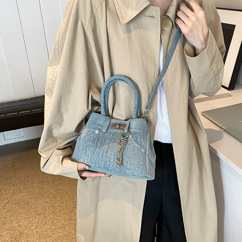 Damen Jeans Handtasche ⎜ Stylische Umhängetasche mit Nieten und Schlüsselanhänger