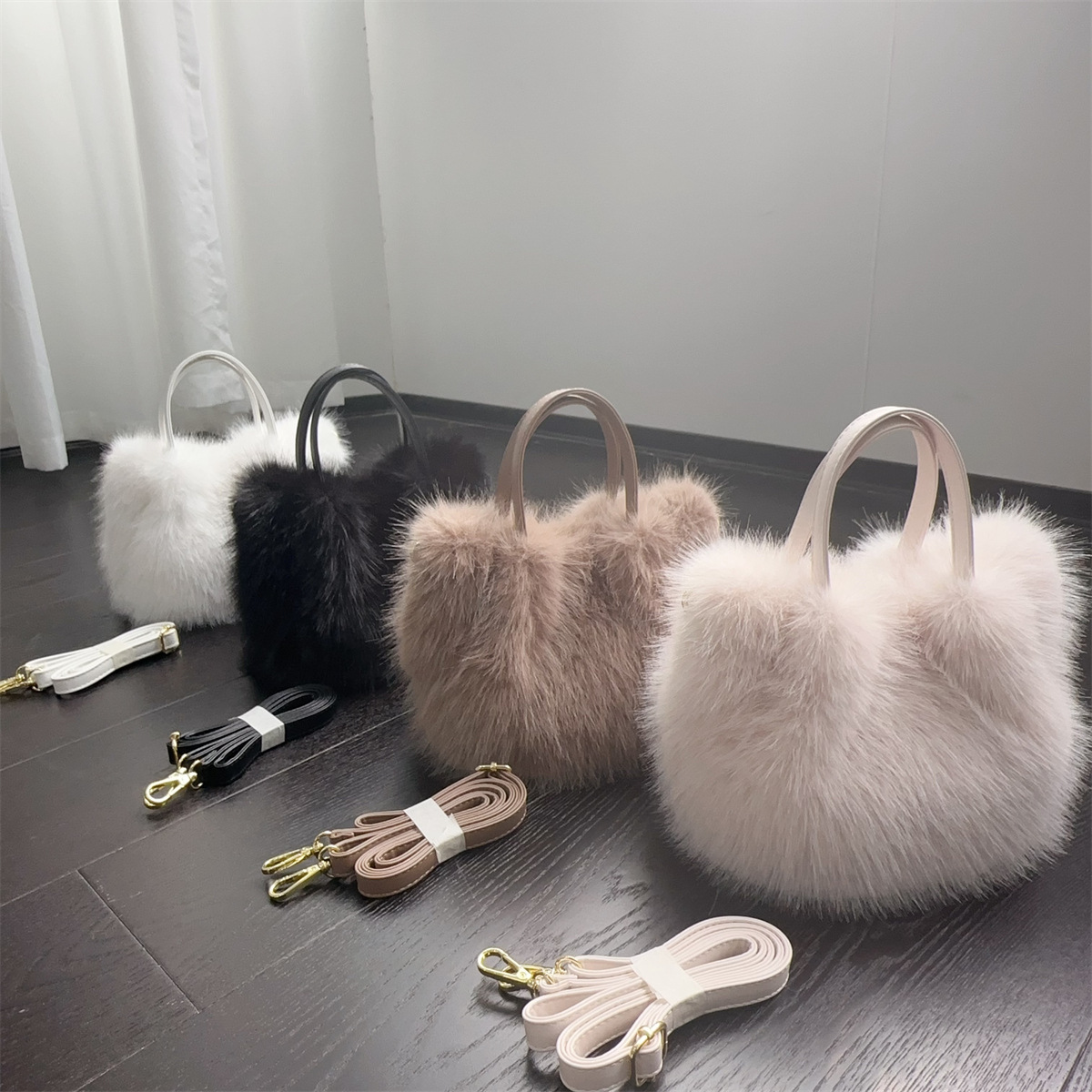 Handtasche für Damen ⎜ Flauschige Tragetasche in Felloptik mit Schulterriemen für Winter und besondere Anlässe