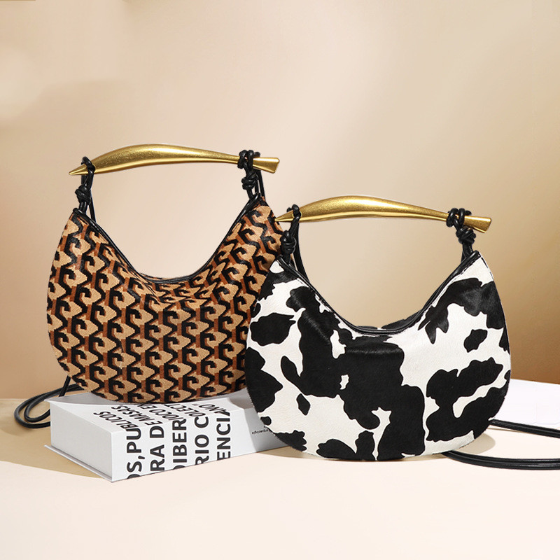 Schultertasche für Damen ⎜ Stylische Halbmondtasche mit goldfarbenem Griff und auffälligem Fellmuster für besondere Looks
