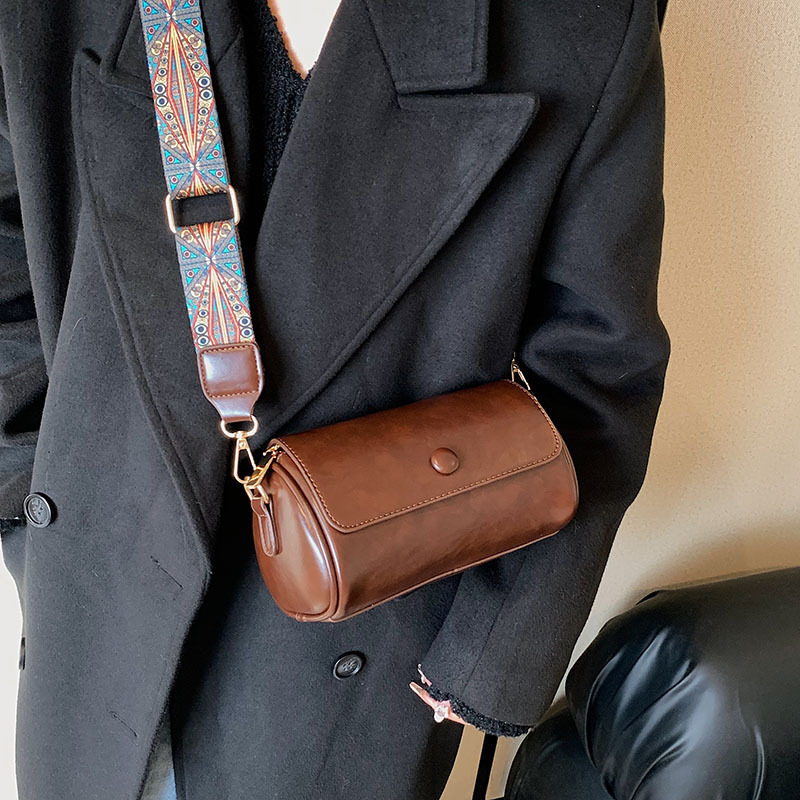 Schultertasche für Damen mit breitem Gurt ⎜ Stylische Umhängetasche in Zylinderform für Alltag und Freizeit