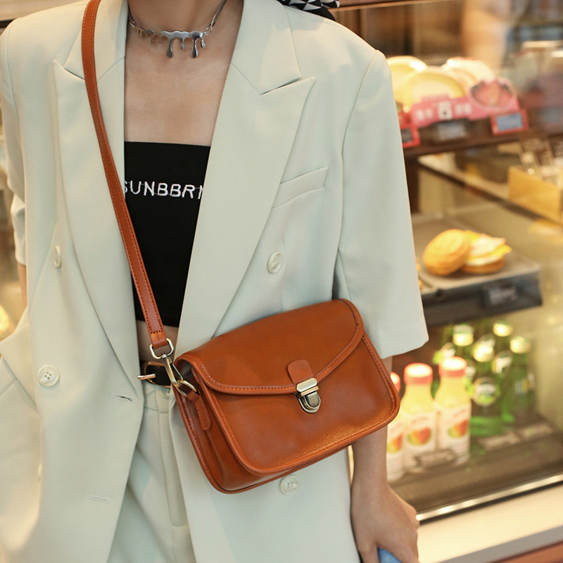 Damen Umhängetasche ⎜ Geräumige Ledertasche mit Schnappverschluss für Büro und Alltag