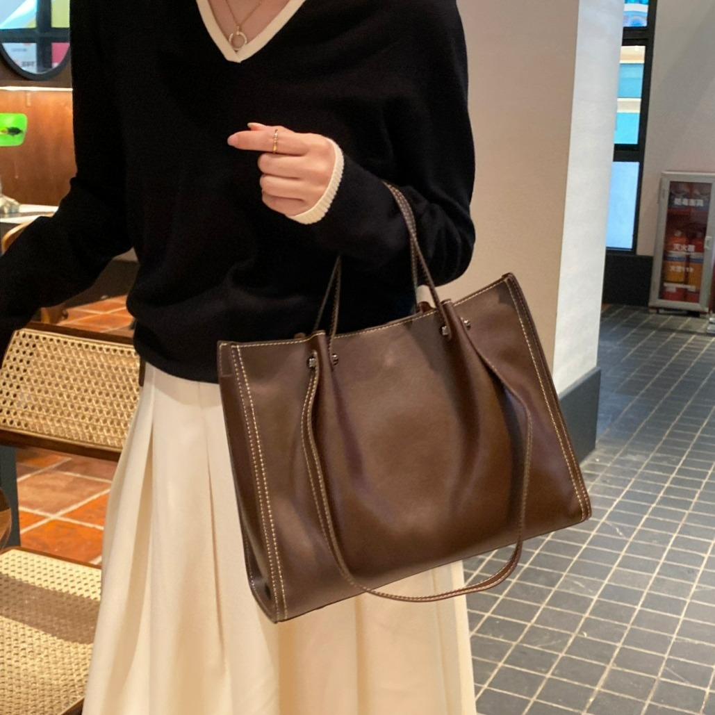 Große Damen Schultertasche ⎜ Elegante Ledertasche mit viel Stauraum für Alltag und Büro