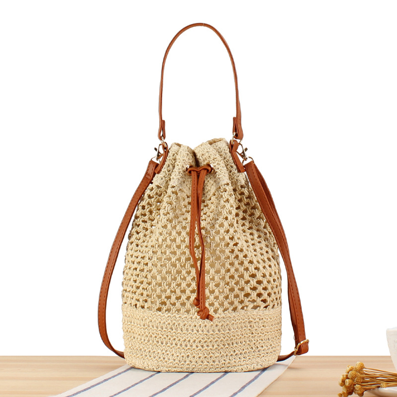 Damen Beuteltasche aus Strohgeflecht ⎜ Sommerliche Umhängetasche mit Kordelzug und verstellbarem Schulterriemen