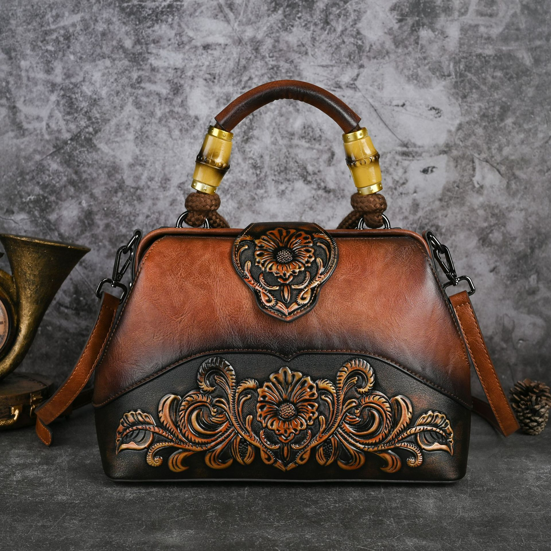 Handtasche für Damen ⎜ Retro-Umhängetasche mit floraler Prägung und Clipverschluss für stilvolle Alltagslooks