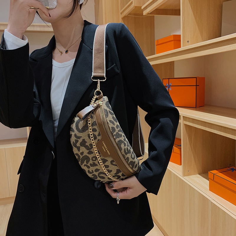Umhängetasche für Damen ⎜ Modische Schultertasche mit Leopardenmuster und breitem Tragegurt