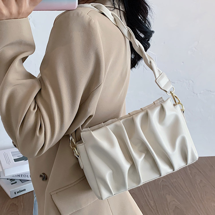 Kleine Damen Schultertasche ⎜ Modische Umhängetasche mit Faltenoptik und Stilvollem Kettenriemen