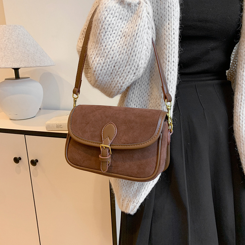 Schultertasche für Damen ⎜ Vintage Satteltasche aus Wildlederoptik mit Schnallendetail und verstellbarem Riemen