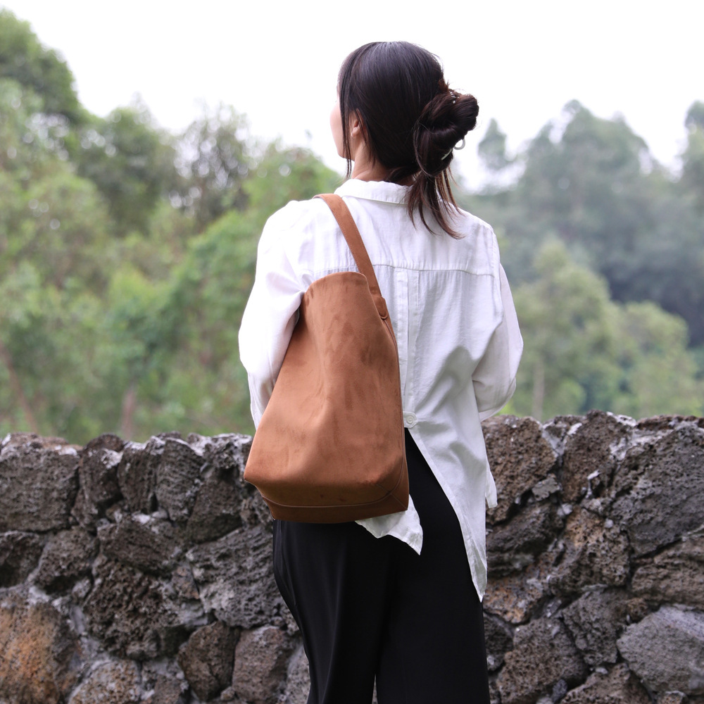 Shopper Tasche für Damen ⎜ Geräumige Beuteltasche aus Wildleder mit schlichtem Design für Alltag und Freizeit