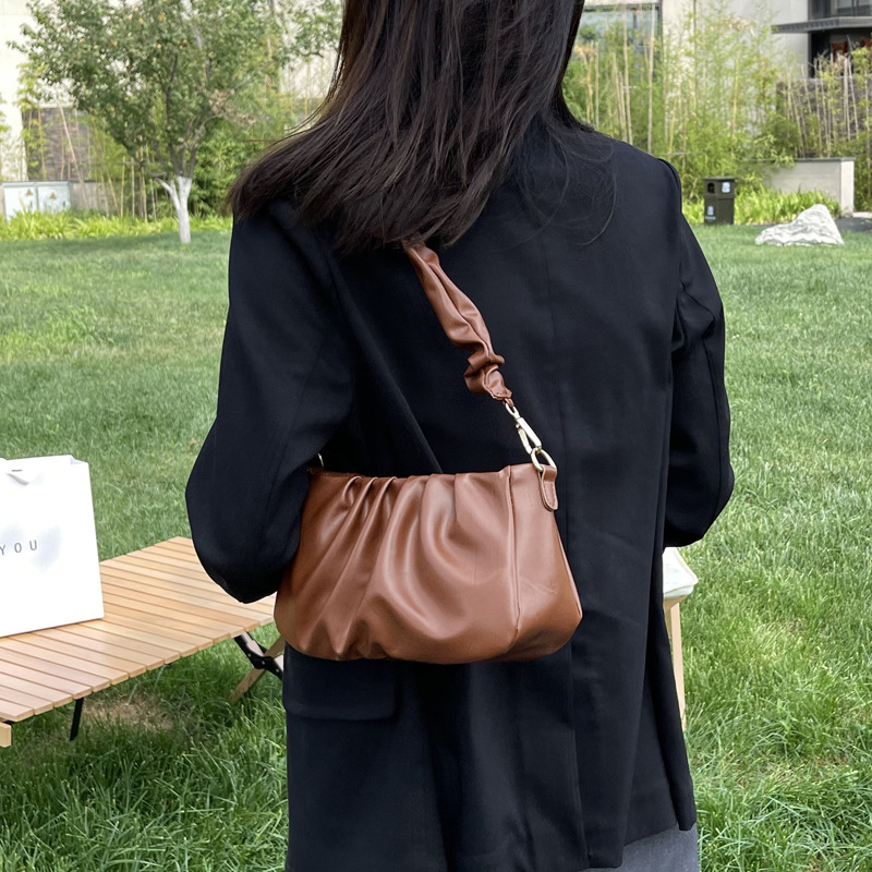 Schultertasche für Damen ⎜ Modische Unterarmtasche mit Falten-Design und weicher Haptik für den Alltag