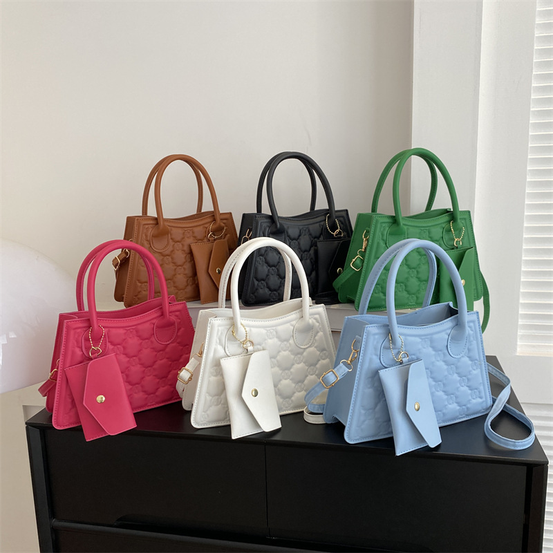 Kleine Umhängetasche für Damen ⎜ Modische Handtasche im quadratischen Design mit praktischer Vorder-Tasche
