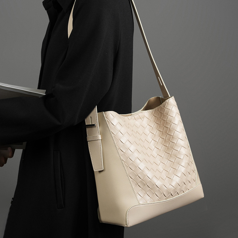 Schultertasche für Damen ⎜ Modische Umhängetasche aus Echtleder mit Flechtdesign und breitem Trageriemen