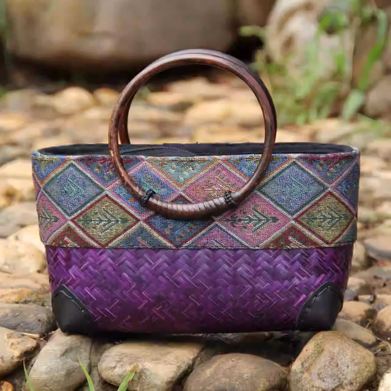 Handtasche aus Bambus ⎜ Handgefertigte Rattan-Tasche mit buntem Gewebe und Holzgriffen