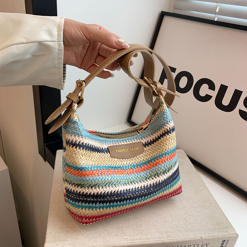 Geflochtene Umhängetasche für Damen ⎜ Leichte Schultertasche mit buntem Muster und verstellbarem Riemen