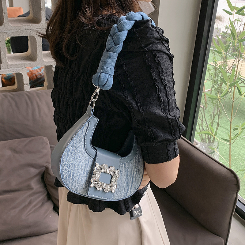 Schultertasche für Damen ⎜ Halbmondtasche aus Denim mit Zierschnalle und geflochtenem Griff für stylische Outfits