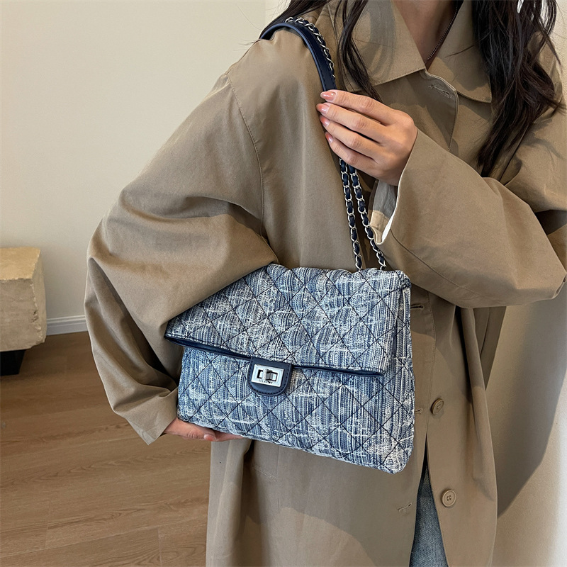 Umhängetasche für Damen ⎜ Stylische Schultertasche im Used-Look mit Kettenriemen und Karomuster für Alltag und Ausgehen