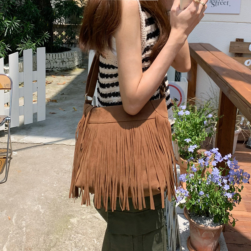 Umhängetasche mit Fransen für Damen ⎜ Retro Schultertasche mit Weichem Material und Lässigem Look