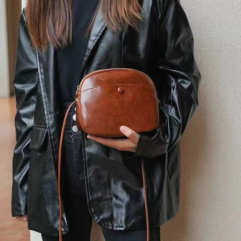 Damen Umhängetasche ⎜ Stilvolle Tasche mit Retro-Design und weichem Material für Alltag und Events