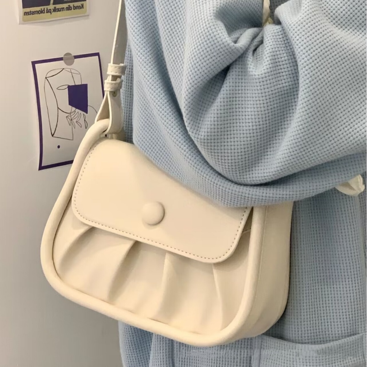 Schultertasche für Damen ⎜ Kleine, gepuffte Umhängetasche im Alltagsstil mit praktischem Verschluss