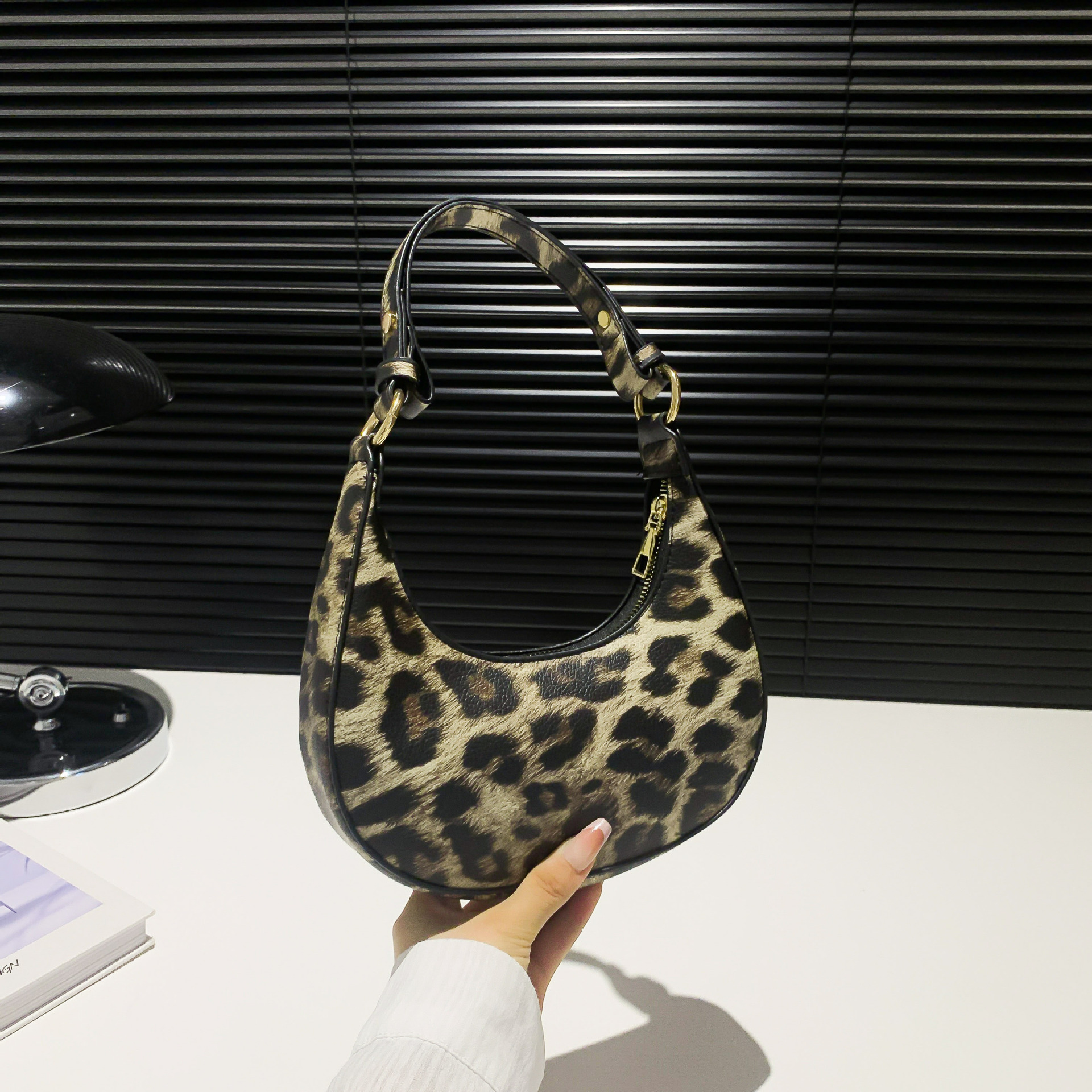 Schultertasche für Damen ⎜ Halbmond-Design mit Retro-Look und bequemem Tragegriff für Alltag und Ausgehen