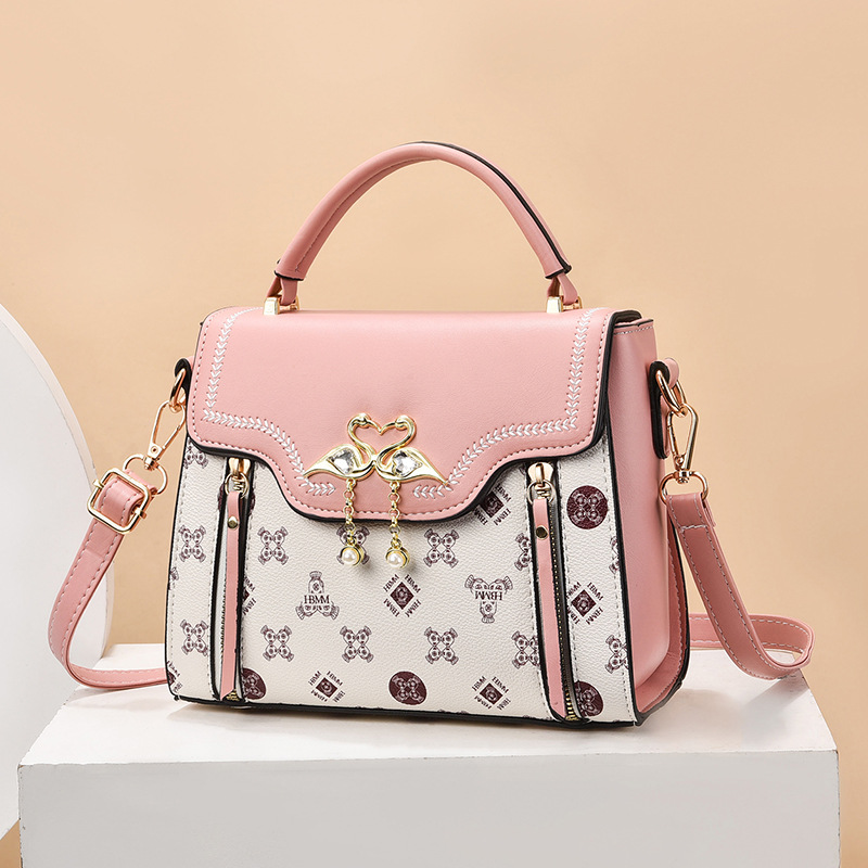 Handtasche für Damen ⎜ Modische Schultertasche mit Printmuster und dekorativem Verschluss für stilvolle Outfits