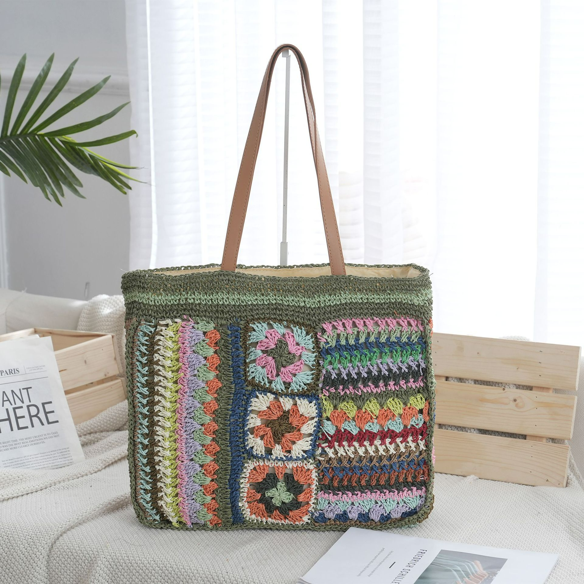Strandtasche im Boho-Stil ⎜ Handgefertigte Häkel-Tasche aus Papier und Stroh mit buntem Muster