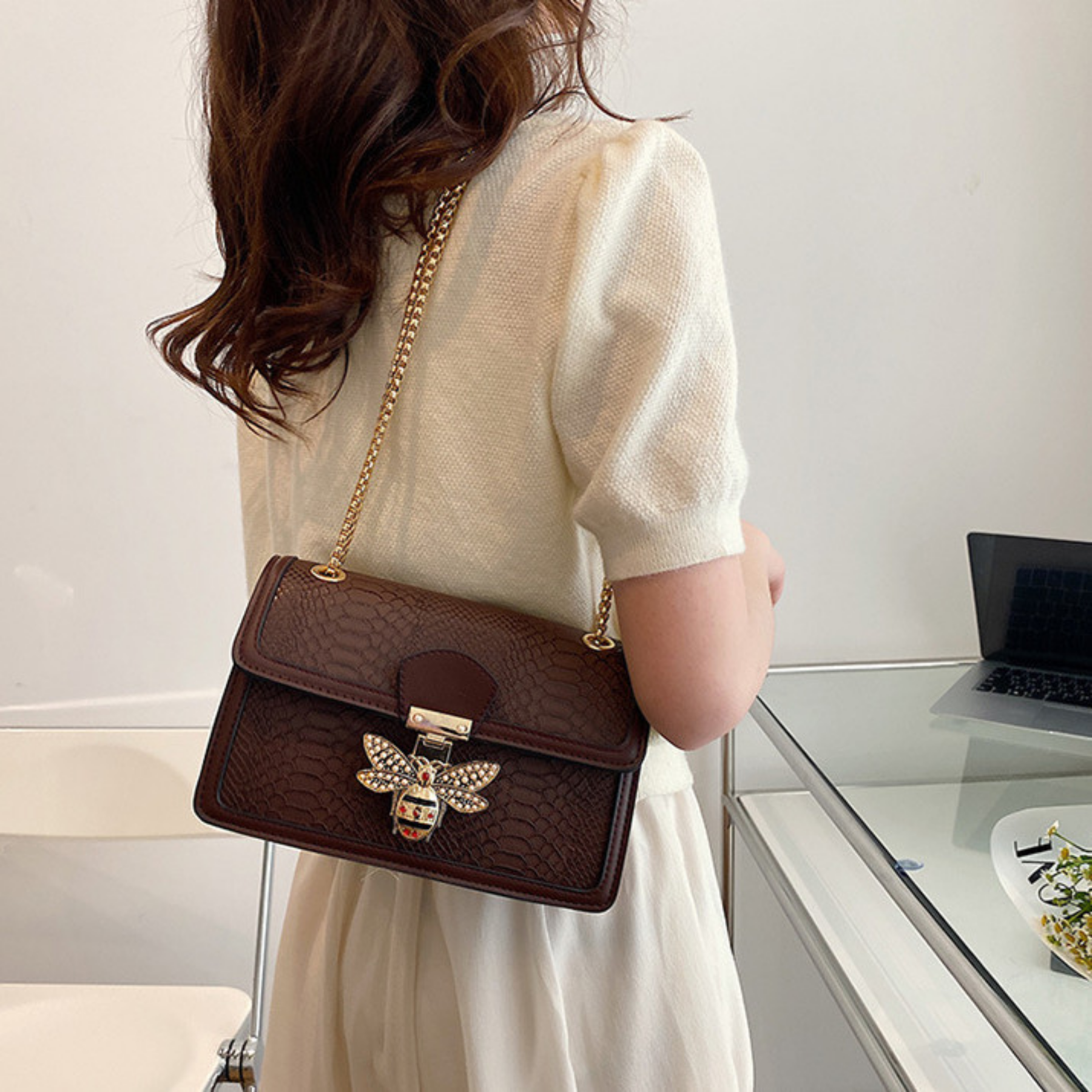 Modische Schultertasche für Damen ⎜ Trendiges Design mit glänzendem Kettenhenkel und auffälligem Verschluss